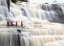 DALAT, VIETNAM-MONKS