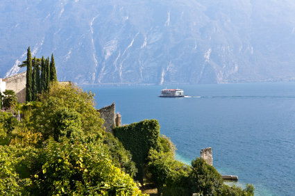 Rent a villa with friends on Lake Garda in Italy with Concierge Traveller